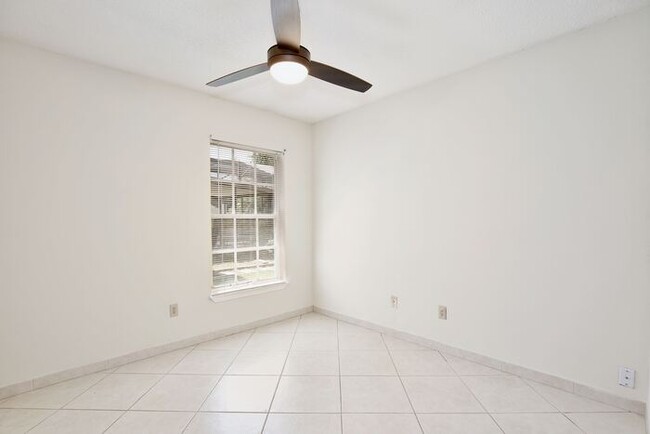 Building Photo - Beautiful 3/2 Spacious Home with a 2 Car G...