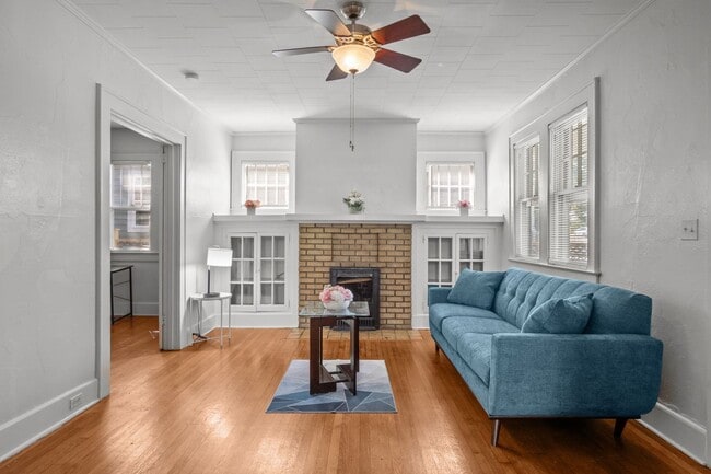Building Photo - Spacious 5-Bed Home with Front Porch, Deck...