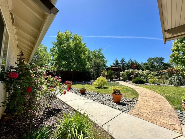 Building Photo - Beautiful well maintained home! Excellent ...
