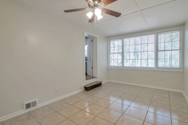 Building Photo - Room in House on Santa Monica Dr