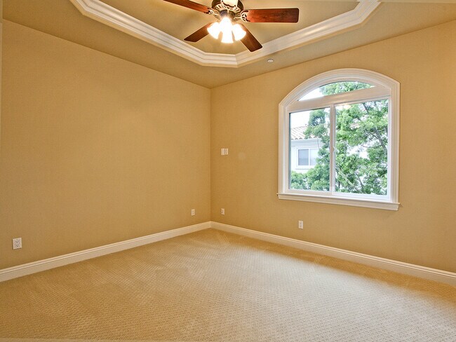 Building Photo - Spacious 3,224 Square Foot Townhouse!