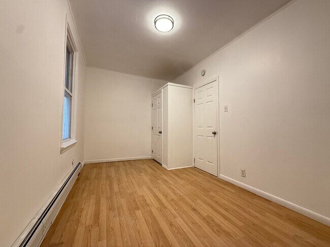 Building Photo - 136 W 31st St