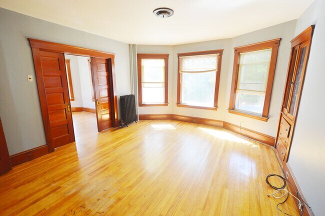 Building Photo - 53 Forest St