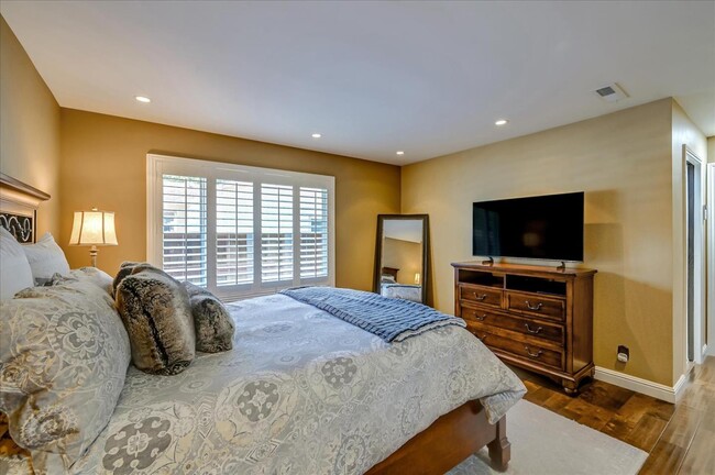 Building Photo - 2320 Rollingwood Dr