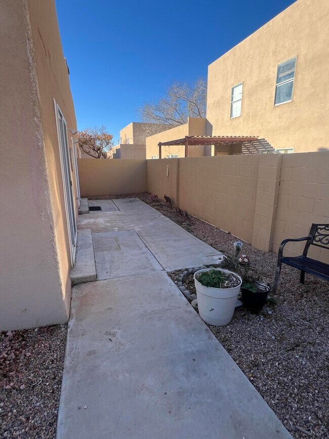 Building Photo - 423 Phoenix Ave NW