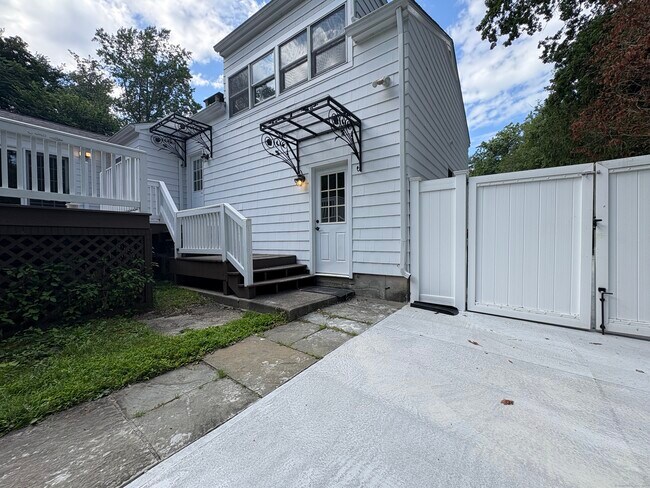 Building Photo - 158 Jelliff Mill Rd