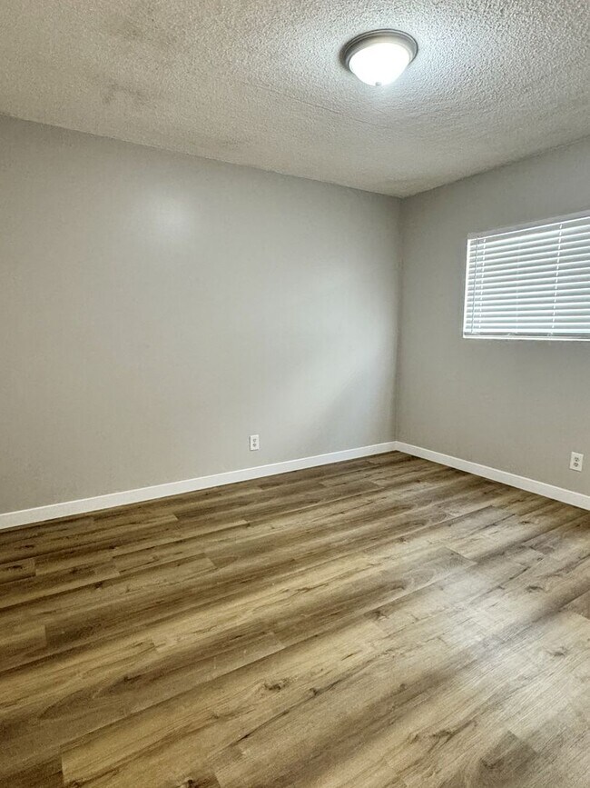 Building Photo - Bright Ground-Level 2-Bedroom with Great Storage