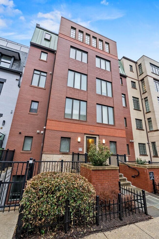 Building Photo - U St Penthouse