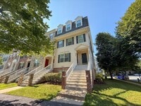 Building Photo - Spacious & Sunny 2Bed/2Bath End Unit in The Village at Town Center