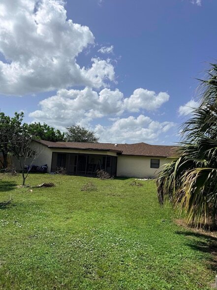 Building Photo - 508 NW Azalea Ave