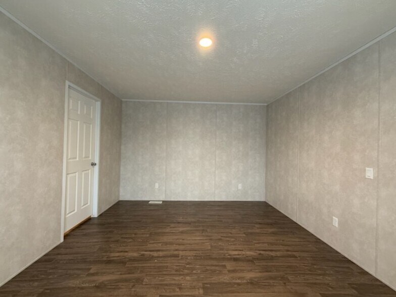 Building Photo - 38064 Leverette Ave
