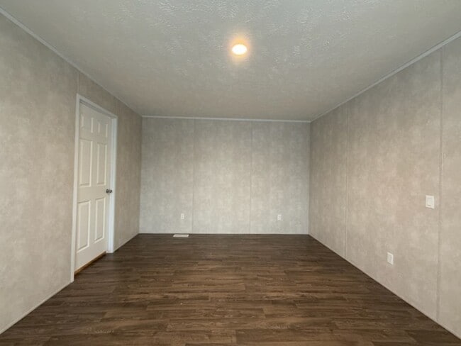 Building Photo - 38064 Leverette Ave