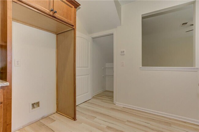 Building Photo - 605 Summit Pt
