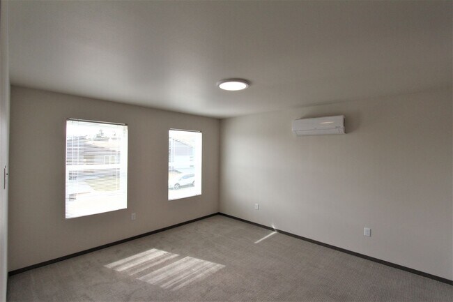 Building Photo - Modern design 3 bed, 2.5 bath duplex