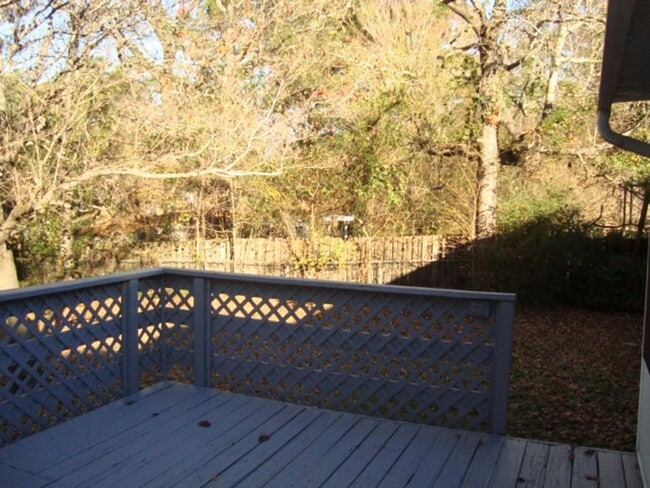 Building Photo - Renovated 4 bedroom available now to rent!