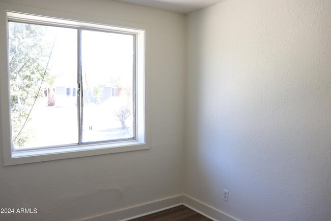 Building Photo - 548 Graham Pl