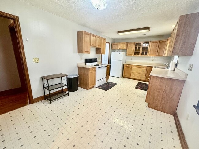 Building Photo - Farm House! Great Location....25 minutes from Huntsville!