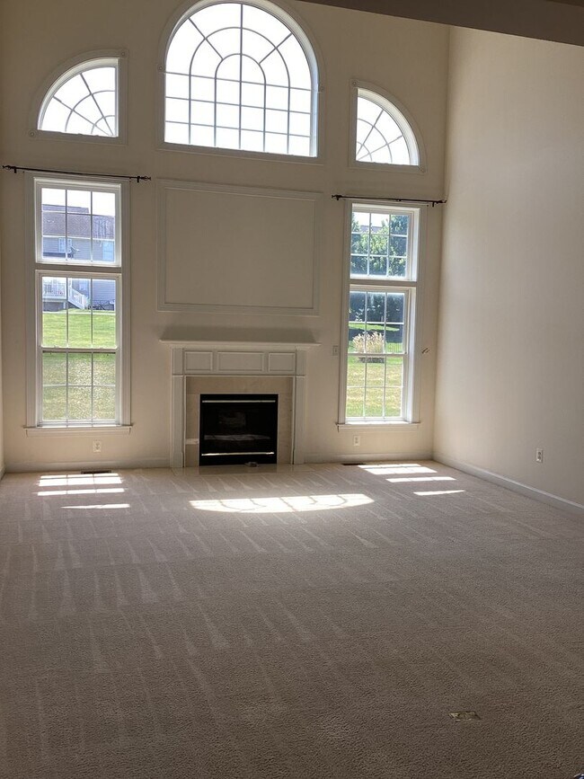 Building Photo - House in Country Club Estates