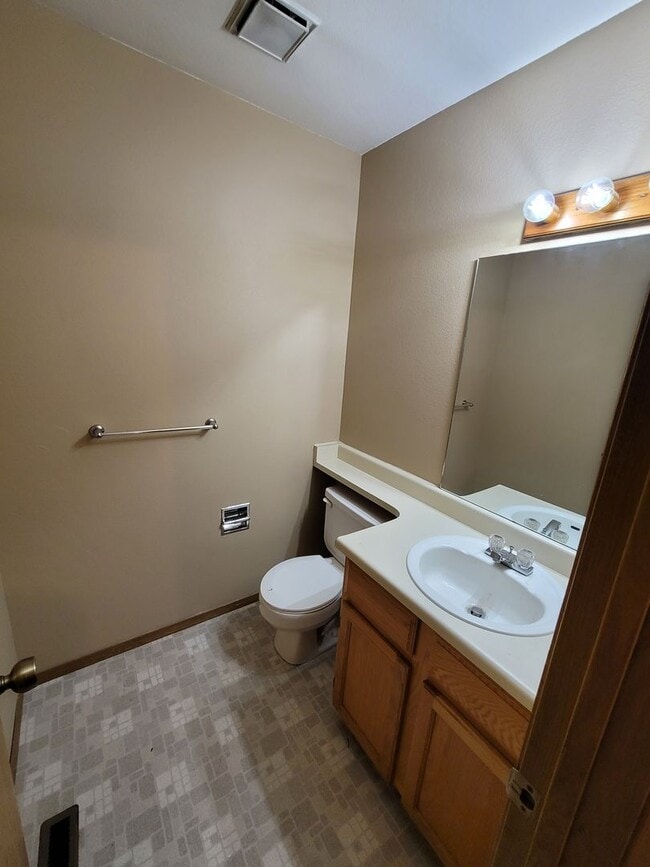 Building Photo - Great Townhome in a Gated Community