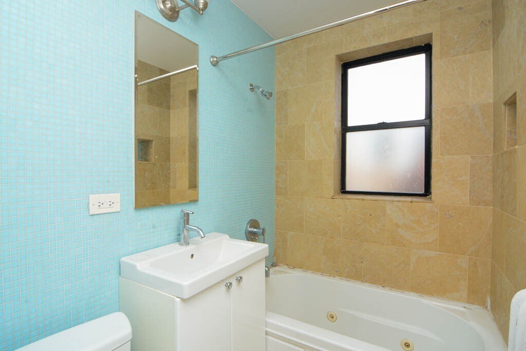 Building Photo - 726 W Addison St