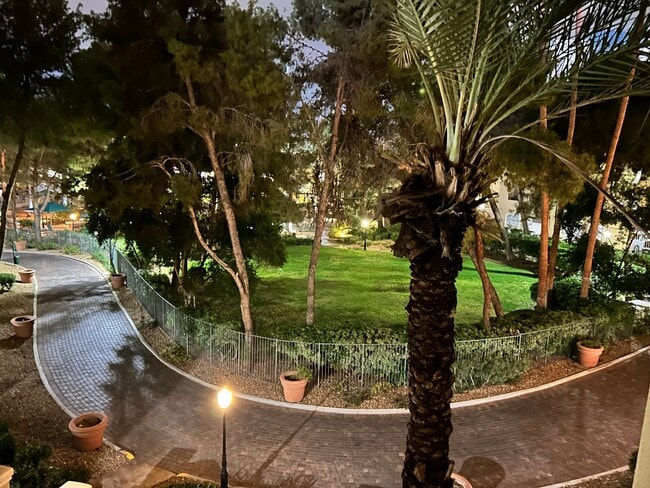 Building Photo - Gorgeous unfurnished 1 bedroom at the fabulous Meridian