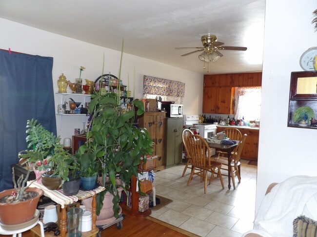 Building Photo - Room for Rent $600/month plus utilities