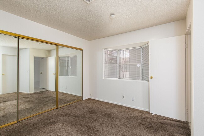 Building Photo - Single story one bedroom: MOVE IN SPECIAL:...