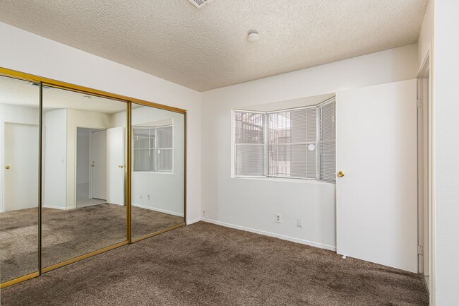 Building Photo - Single story one bedroom unit in community...