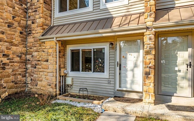 Building Photo - 227 Carriage Ct