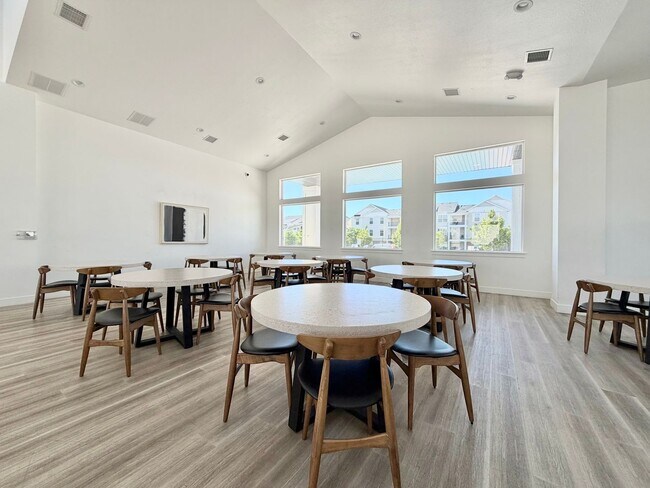 Building Photo - 3BR Condo in The Exchange | Garage, Pool & Minutes to Silicon Slopes