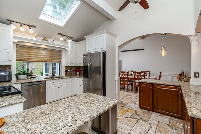 Building Photo - 230 Jacobs Creek Rd