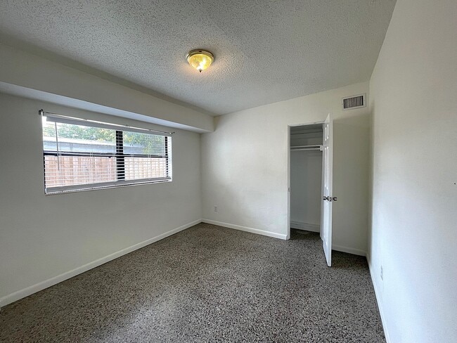 Building Photo - 218 N Lakeland Ave