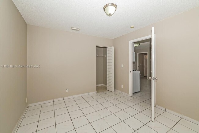 Building Photo - 5168 Edgecliff Ave