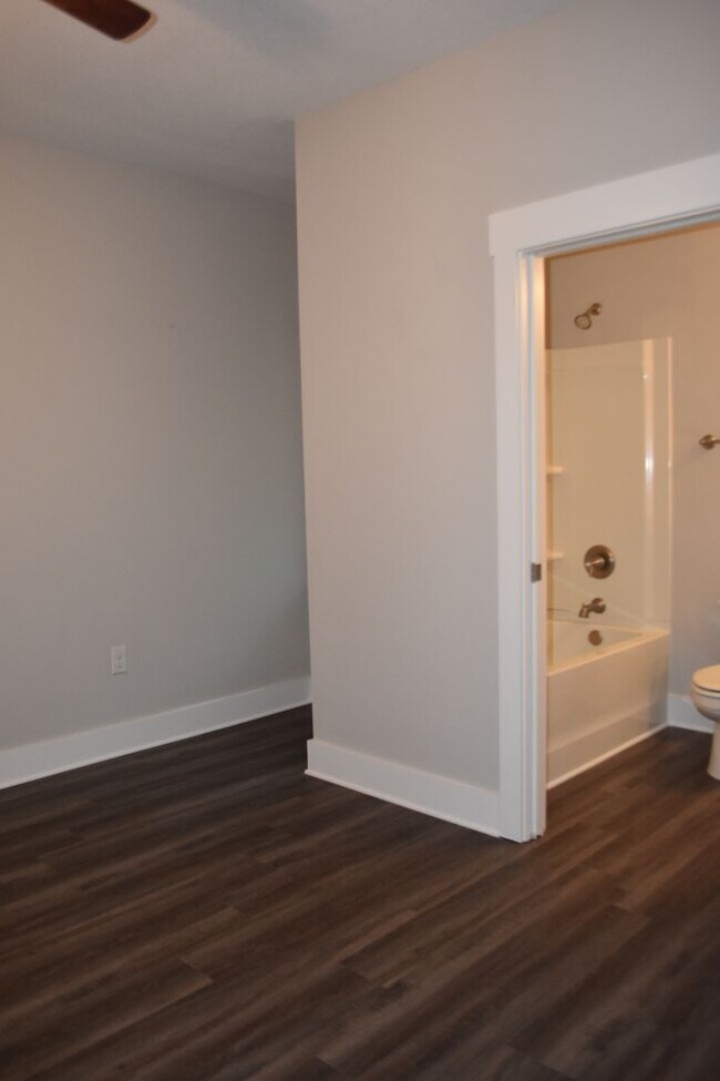 Building Photo - Available June 1 Three Bedroom Townhouse a...