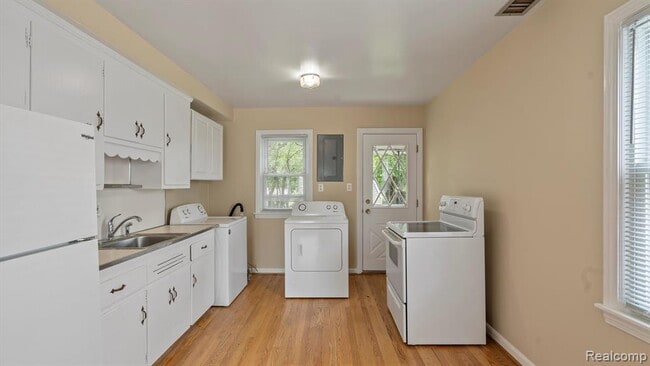 Building Photo - 421 W Morehouse Ave