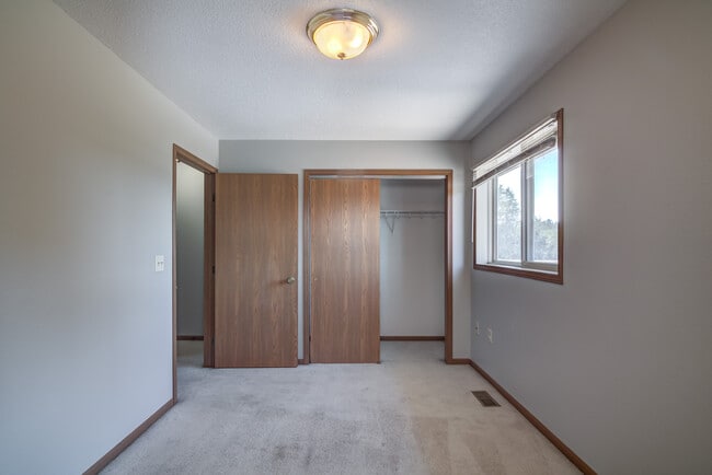 Building Photo - 3203 Oak Knoll Dr