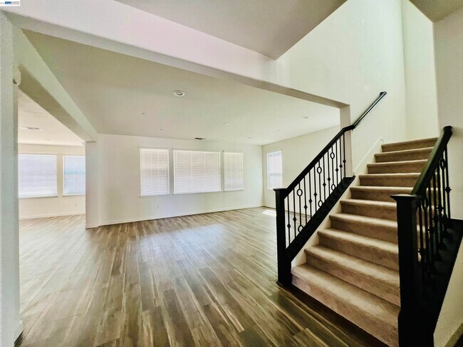 Building Photo - 304 E Angelina Ave
