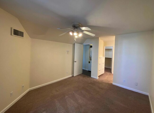 Building Photo - $2,900 - 2 Bedroom, 2 Bathroom Condo in the Heart of UTC La Jolla