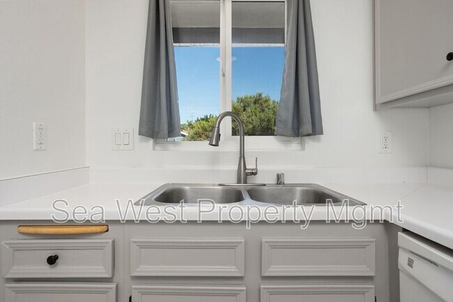 Building Photo - 820 Encinitas Blvd