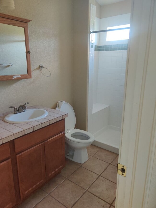 Building Photo - Beautiful 4 Bedroom Ranch Style Home Avail...