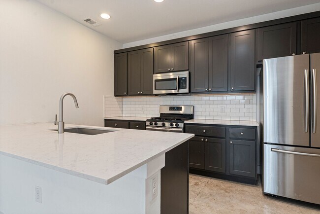 Building Photo - Beautiful 2 bedroom, 1.5 bathroom home in East Austin!!!
