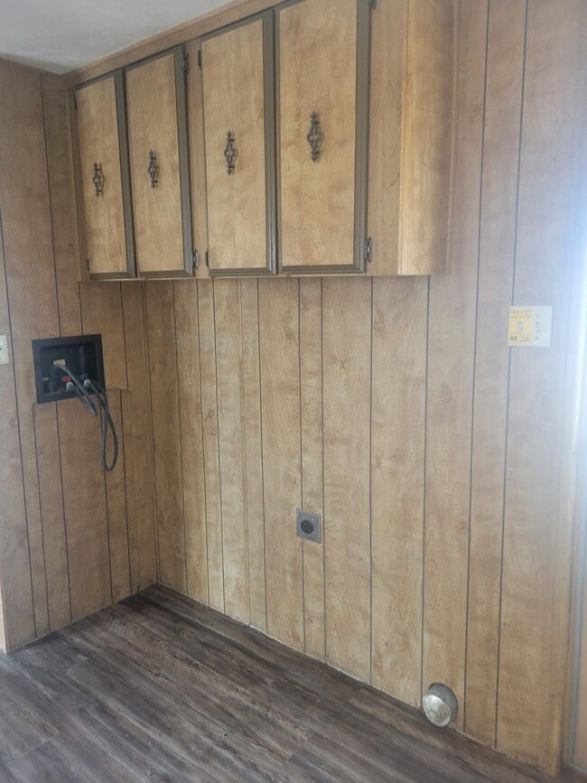 Building Photo - 3 Bed 2 Bath