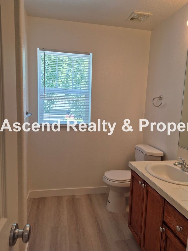 Building Photo - Available NOW! Updated in Arbor Roses 3Bed...