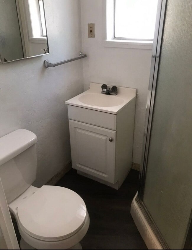 Building Photo - 3bd 2 ba home, great location