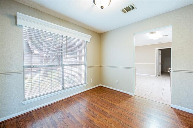 Building Photo - 1010 Laurelleaf Dr