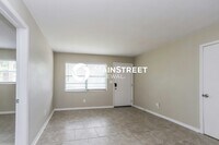 Building Photo - 3 Bedroom Pet-Friendly Home in St Petersbu...