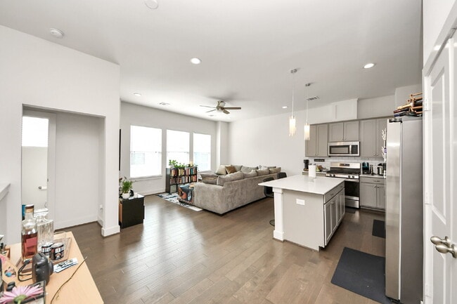 Building Photo - 3 Bedroom Houston Rental Home in Gated Community near Griggs Road