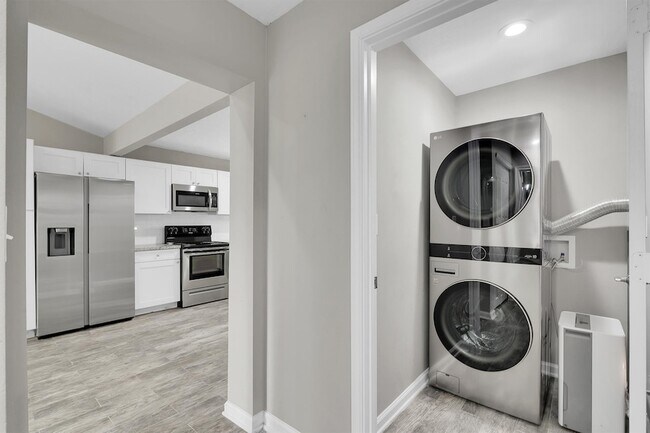 Building Photo - 3539 Balboa Cir