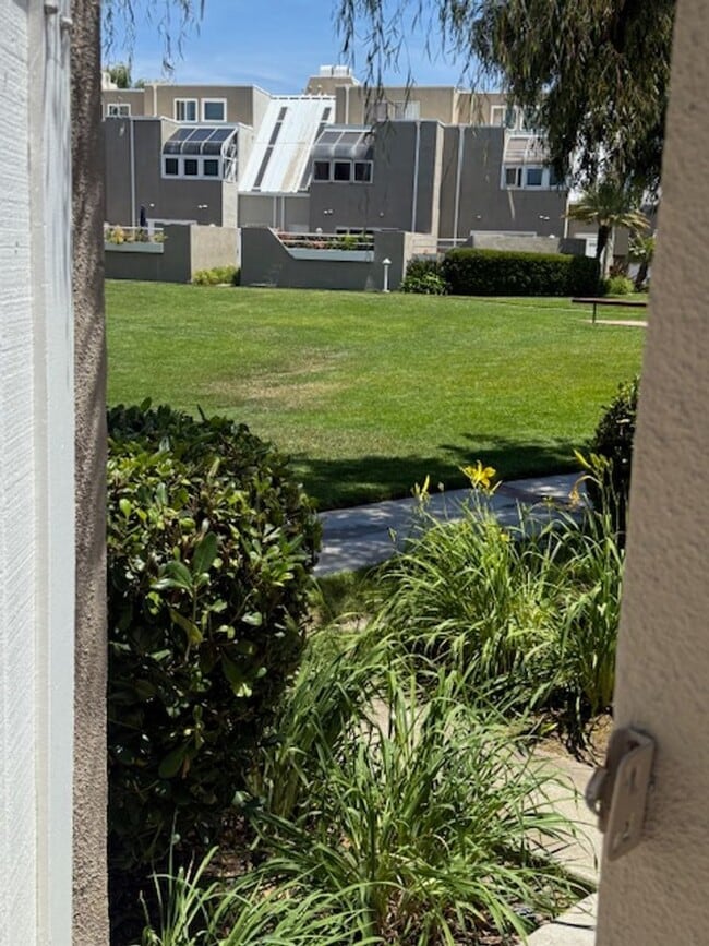 Building Photo - Unique Condo in Huntington Harbor