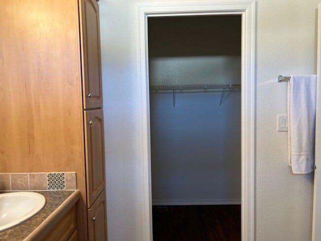 Building Photo - Fully furnished 3 BR Home Includes Utiliti...